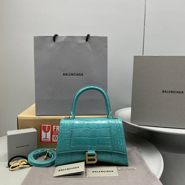 升级版 Balenciaga 巴黎世家 沙漏包 重磅来袭 让人眼前一亮的百搭爆款 原单小牛皮 沙漏造型 曲线包底 配可调可拆卸肩带 可手提 肩背或斜挎 Xs号