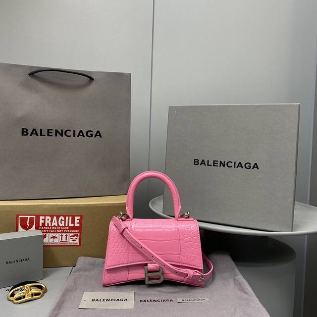 升级版 Balenciaga 巴黎世家 沙漏包 重磅来袭 让人眼前一亮的百搭爆款 原单小牛皮 沙漏造型 曲线包底 配可调可拆卸肩带 可手提 肩背或斜挎 Xs号