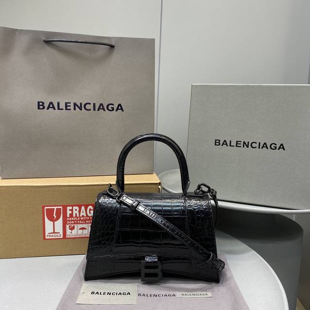 升级版 Balenciaga 巴黎世家 沙漏包 重磅来袭 让人眼前一亮的百搭爆款 原单小牛皮 沙漏造型 曲线包底 配可调可拆卸肩带 可手提 肩背或斜挎 Xs号