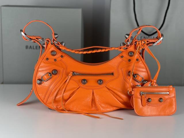 爆裂纹橙色出货 Balenciag Le Cagole半月牙腋下包饺子包 致敬经典机车包系列重磅新款王炸登场la 在传统的机车包上做了改良 可调节编织肩带附加孔