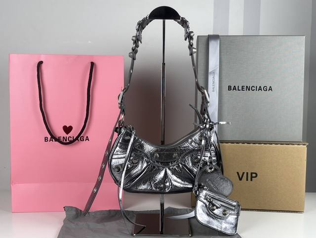 银灰色出货 Balenciag Le Cagole半月牙腋下包饺子包 致敬经典机车包系列重磅新款王炸登场la 在传统的机车包上做了改良 可调节编织肩带附加孔眼和