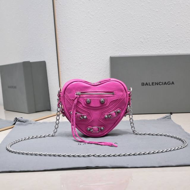 Balencia新款le Cagole Heart爱心包 心形包可爱又酷搭配链条背带帅中带着优雅千金范 一款骑机车穿皮衣拽拽的但很甜 爱心包容车钥匙 口红 粉饼