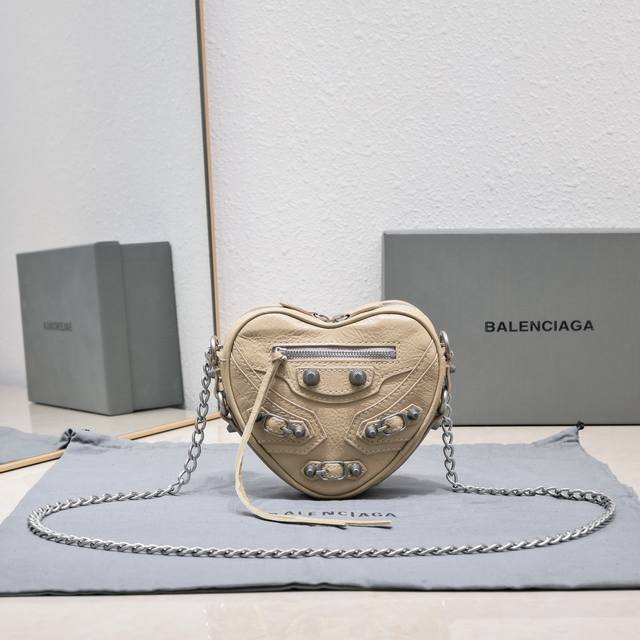 Balencia新款le Cagole Heart爱心包 心形包可爱又酷搭配链条背带帅中带着优雅千金范 一款骑机车穿皮衣拽拽的但很甜 爱心包容车钥匙 口红 粉饼