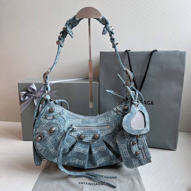 牛仔布蓝色bb印花 Balenciag Le Cagole半月牙腋下包斜挎包 致敬经典机车包系列重磅新款王炸登场la 在传统的机车包上做了改良 可调节编织肩带附