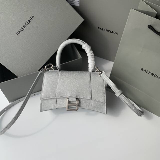 小号满天星出货 你们问了n遍的沙漏包来la Balenciag本季重磅hourglass沙漏包 独特的标志性弧线形状造型极具辨识度 一眼就让人眼前一亮呀超炫酷