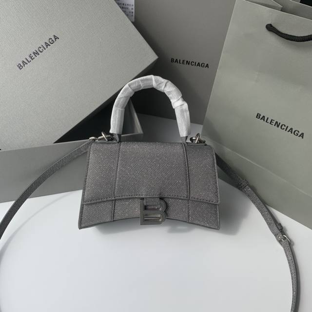 小号满天星出货 你们问了n遍的沙漏包来la Balenciag本季重磅hourglass沙漏包 独特的标志性弧线形状造型极具辨识度 一眼就让人眼前一亮呀超炫酷