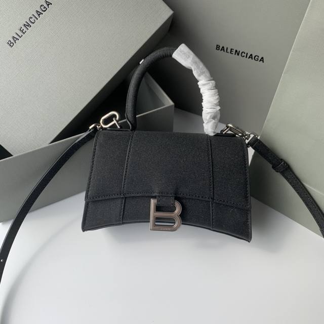 小号满天星出货 你们问了n遍的沙漏包来la Balenciag本季重磅hourglass沙漏包 独特的标志性弧线形状造型极具辨识度 一眼就让人眼前一亮呀超炫酷