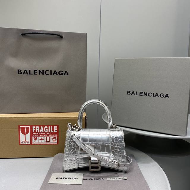 升级版 Balenciaga 巴黎世家 沙漏包 重磅来袭 让人眼前一亮的百搭爆款 原单小牛皮 沙漏造型 曲线包底 配可调可拆卸肩带 可手提 肩背或斜挎 Xs号