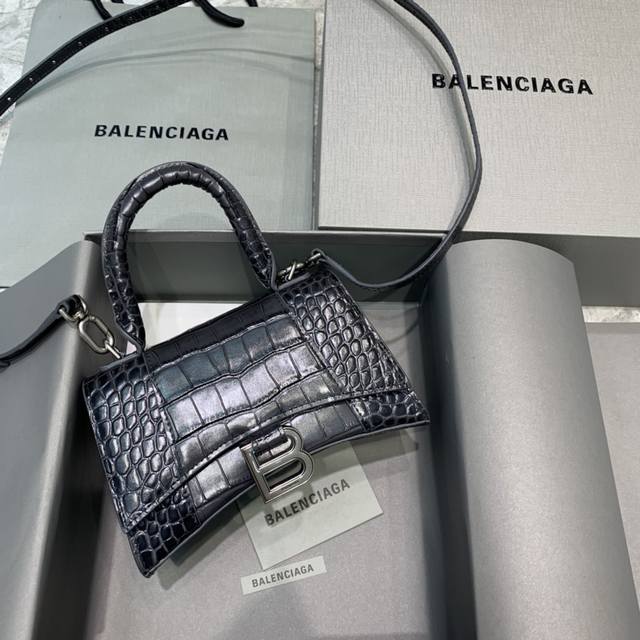 Mini号 原单balencia巴黎家 本季重磅 鳄鱼碳黑 沙漏包 独特的标志性弧线形状造型极具辨识度 一眼就让人眼前一亮呀超炫酷 外观呈现一轮半月状上坠一个金