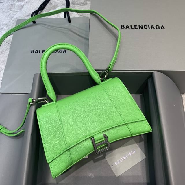 原单balencia巴黎家 本季重磅 荔枝纹绿色 沙漏包 独特的标志性弧线形状造型极具辨识度 一眼就让人眼前一亮呀超炫酷 外观呈现一轮半月状上坠一个金属b形拉环