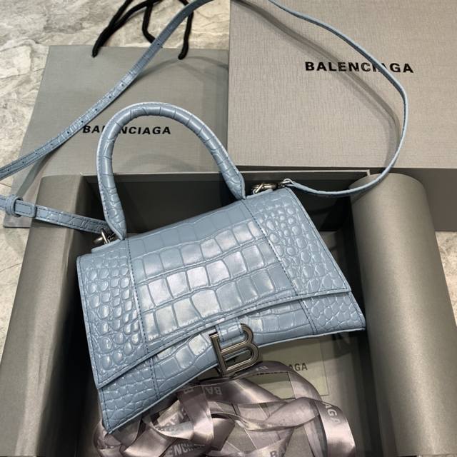 小号 原单balencia巴黎家 本季重磅 鳄鱼雾霾蓝 沙漏包 独特的标志性弧线形状造型极具辨识度 一眼就让人眼前一亮呀超炫酷 外观呈现一轮半月状上坠一个金属b