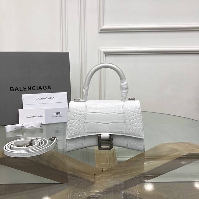 升级版 Balenciaga 巴黎世家 鳄鱼纹沙漏包 重磅来袭 让人眼前一亮的百搭爆款 鳄鱼纹压花小牛皮 沙漏造型 曲线包底 配可调可拆卸肩带 可手提 肩背或斜