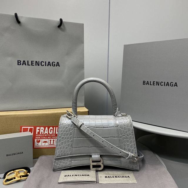 升级版 Balenciaga 巴黎世家 沙漏包 重磅来袭 让人眼前一亮的百搭爆款 原单小牛皮 沙漏造型 曲线包底 配可调可拆卸肩带 可手提 肩背或斜挎 Xs号