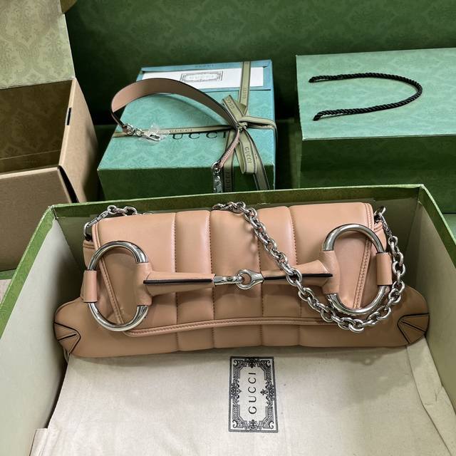 配全套原厂绿盒包装 Gucci Horsebit Chain中号肩背包 Gucci焕新演绎品牌经典元素 将典藏设计与时尚创意巧妙糅合 尽展当代美学理念 这款手袋