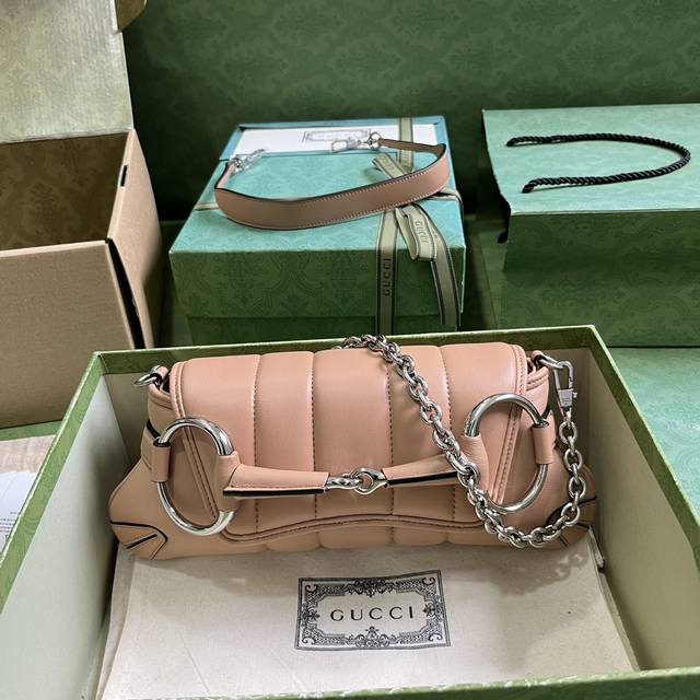 配全套原厂绿盒包装 Gucci Horsebit Chain系列小号链条肩背包 Gucci焕新演绎品牌经典元素 将典藏设计与时尚创意巧妙糅合 尽展当代美学理念