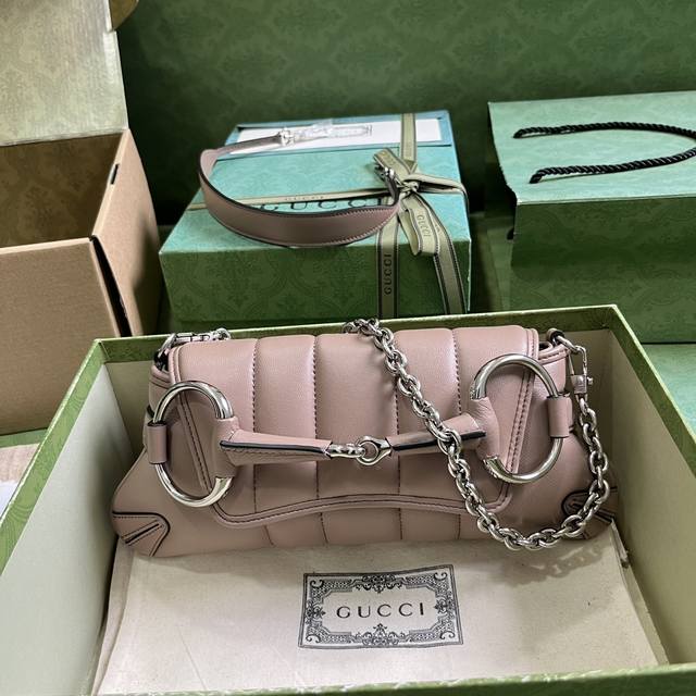 配全套原厂绿盒包装 Gucci Horsebit Chain系列小号链条肩背包 Gucci焕新演绎品牌经典元素 将典藏设计与时尚创意巧妙糅合 尽展当代美学理念