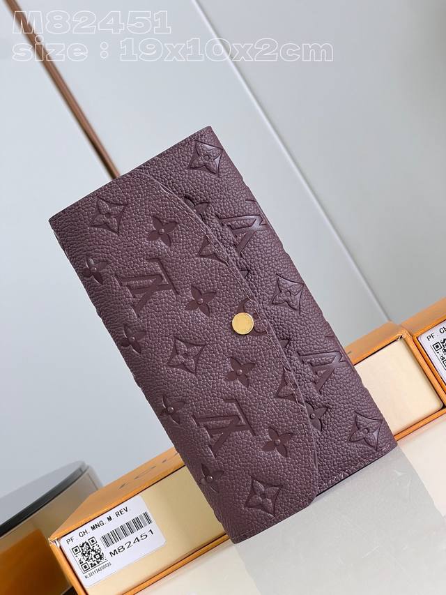 独家实拍 M8 1酒红 本款 Emilie 钱夹采用 Monogram Empreinte 皮革制成 饰有标志性 Monogram 图案压纹 以柔软的对比色粒面