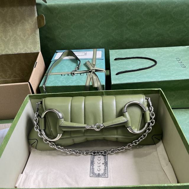 配全套原厂绿盒包装 Gucci Horsebit Chain中号肩背包 Gucci焕新演绎品牌经典元素 将典藏设计与时尚创意巧妙糅合 尽展当代美学理念 这款手袋