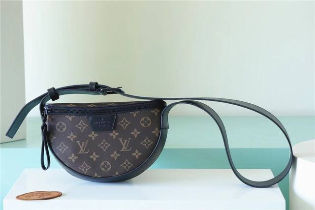 老花黑皮 特惠 M23 本款 Lv Moon Crossbody 手袋以 Monogram Eclipse 涂层帆布搭配皮革饰边和肩带 考究俊逸气息不言而喻 M