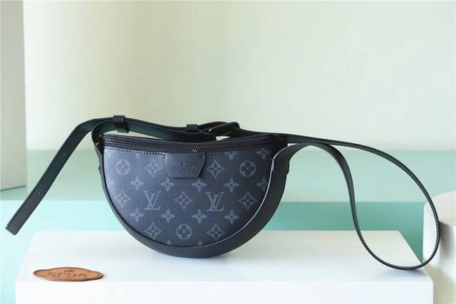 黑花黑皮 特惠 M23 本款 Lv Moon Crossbody 手袋以 Monogram Eclipse 涂层帆布搭配皮革饰边和肩带 考究俊逸气息不言而喻 M