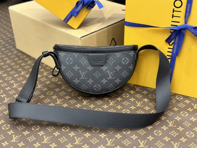 特惠 M23 Lv Moon Crossbody 手袋 本款 Lv Moon Crossbody 手袋以 Monogram Eclipse 涂层帆布搭配皮革饰边