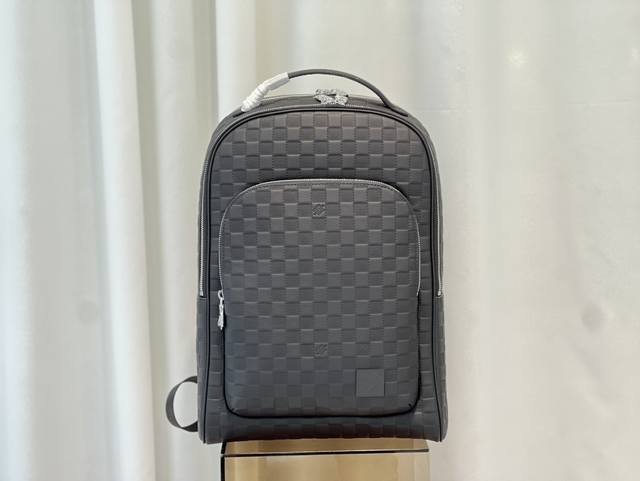 特惠 M40501 全皮压格 Avenue 双肩包取材 Damier Graphite 涂层帆布 以简明线条传递儒雅风范 拉链前袋方便取放随行所需 双层三层隔层