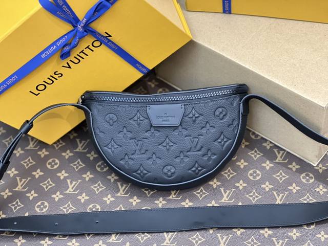 特惠 M23 黑色全皮 男包月亮包系列 秋冬新款 Lv Moon Crossbody 手袋 本款 Lv Moon Crossbody 手袋以 Monogram