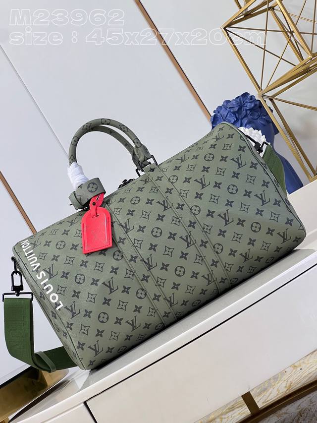 海外顶级原单 M23962绿 Monogram Tones 系列推出此款 Keepall Bandouli re 45 旅行袋 将清幽的秋日色彩注入 Monog