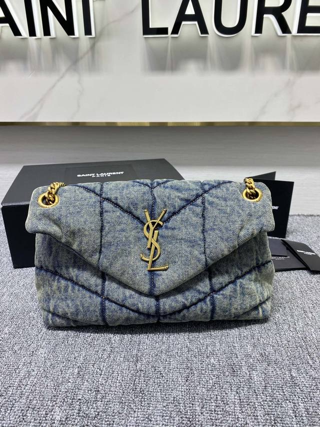 Ysl Loulou Puffer 牛仔系列颜值很高 怎么搭配都好看 实用性很高复古范十足的洗水牛仔 夏天背清新好搭秋冬压得住大衣外套 尺寸29X17X11Cm