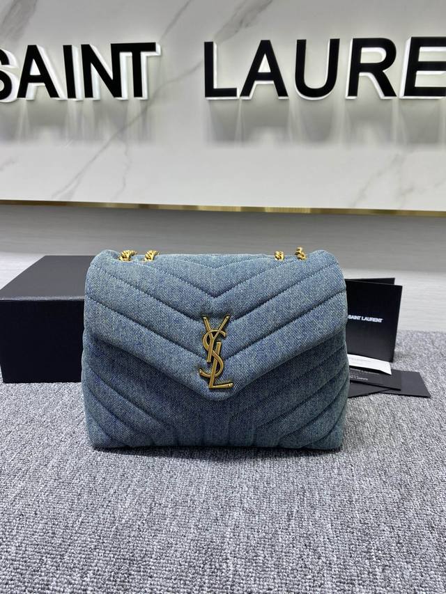 Ysl 小号长形牛仔系列信封挎包 经典柔和造型前翻盖包 带金属联结很高复古范十足的洗水牛仔ysl标志 金属和真皮链条肩带以及y字形拼接缝合 尺寸25Cm编码39