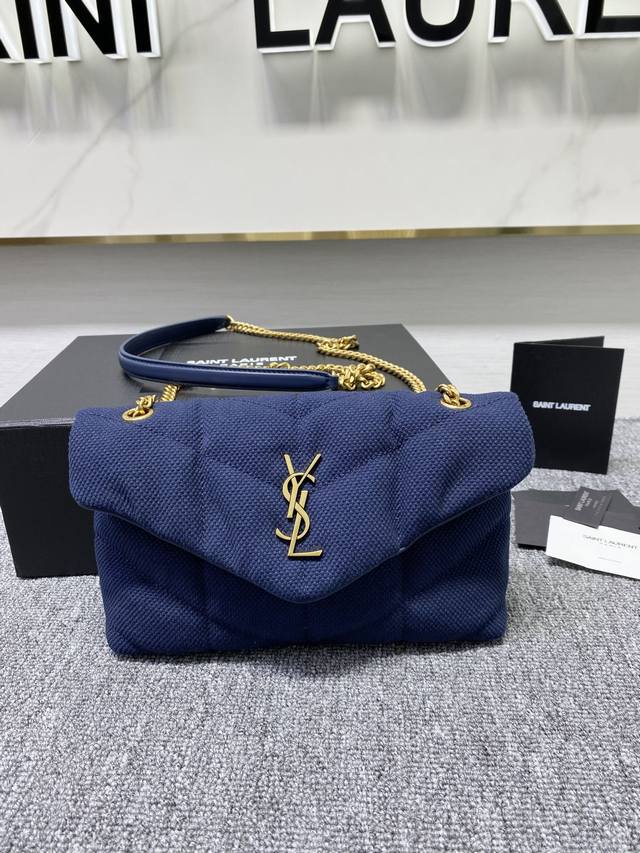 Saint Laurent 新款lou Lou 新款帆布云朵包 料每个细节都非常完美 搭配金色logo和金色链条 让包包整体看上去非常洋气尺寸23X1 X Cm