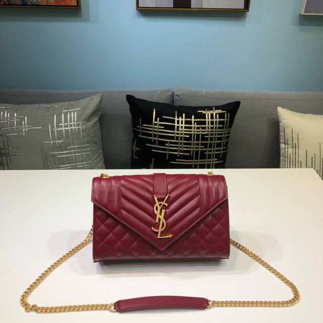 小号 Y家 新款 Envelope 小号绗缝纹理真皮包 Y526286 Saint Laurent 标志四合扣正面翻盖包 配有固定挂绳 联结 Y家 标志及纵横绗