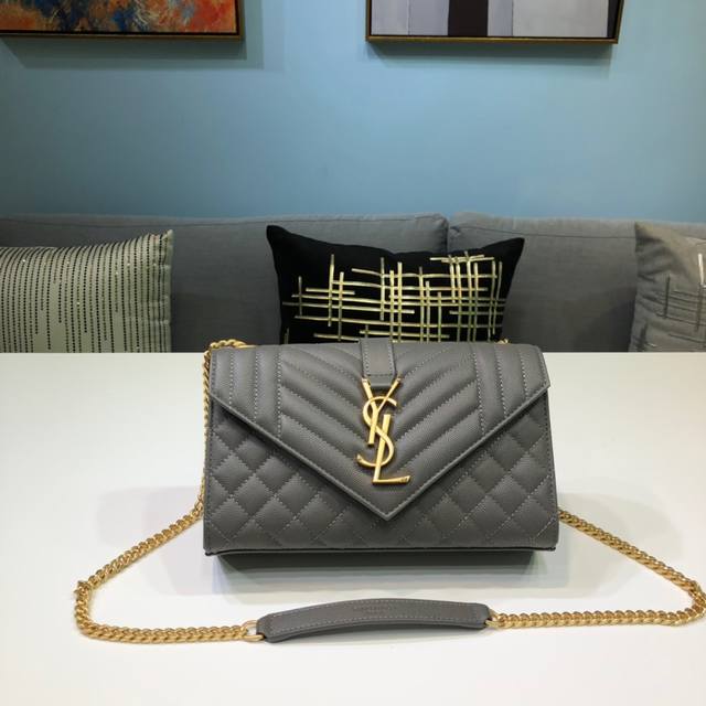 小号 Y家 新款 Envelope 小号绗缝纹理真皮包 Y526286 Saint Laurent 标志四合扣正面翻盖包 配有固定挂绳 联结 Y家 标志及纵横绗