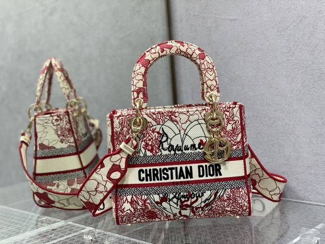 Cd家 新品 Lady D-Lite 五格刺绣 通体饰以蓝色刺绣 Reverse 茹伊印花 全新演绎 Dior 的标志性图案 突显反色效果 正面饰以 Chris