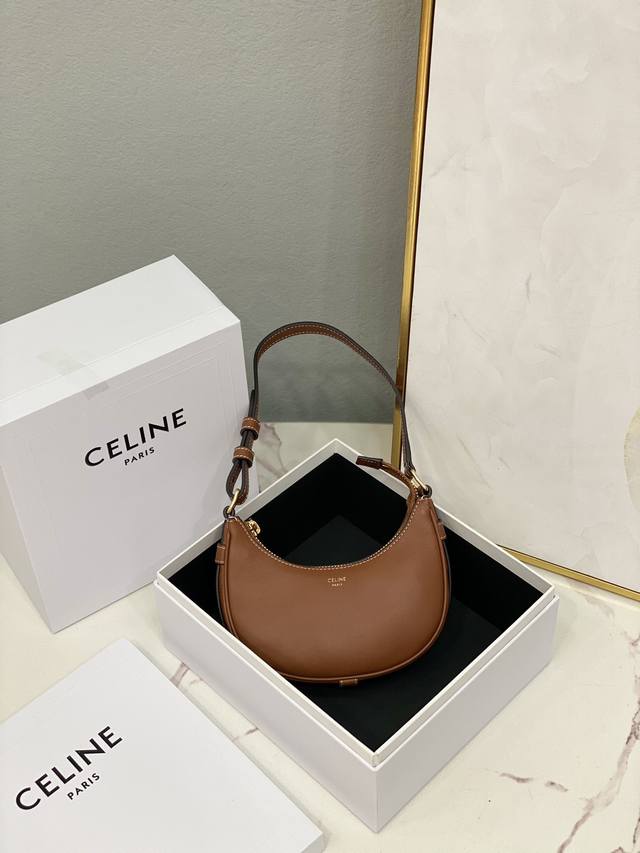 全皮 Cl家 新品ava Strap Mini 牛皮革手袋 牛皮革衬里 牛皮革 织物 金色金属件 肩背或手提 拉链锁闭 1个主隔层 可调节皮革手腕长20Cm 8