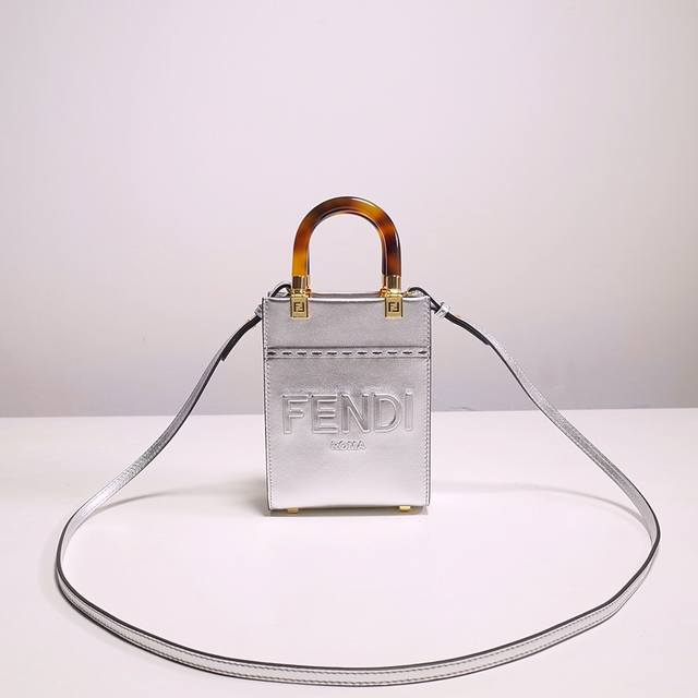 Fendi芬迪 新品 Sunshine皮革迷你手提袋 饰有烫印fendi Roma字样 和玳瑁效果硬质有机玻璃提手 配备带衬里内部隔层 点缀同色系皮革饰边和金色