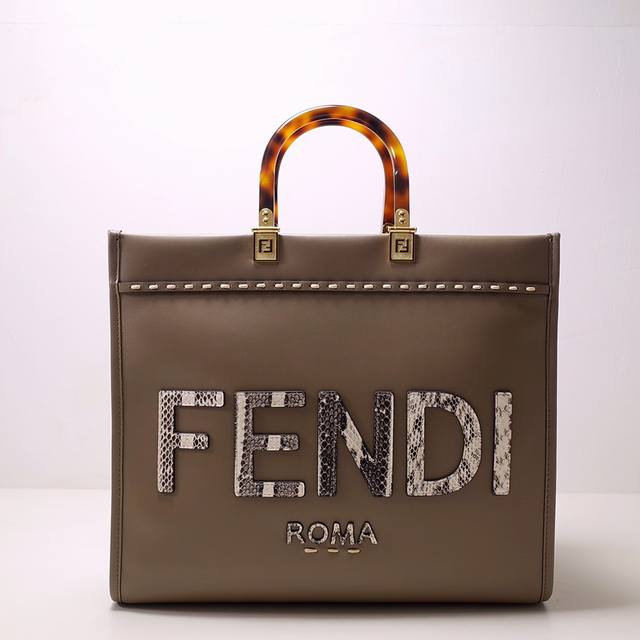 Fendi芬迪 新品 Sunshine中号灰色皮革手提袋 饰有蟒蛇纹印花锦蛇皮fendi Roma字样和硬质玳瑁效果有机玻璃提手 设有宽敞的带衬里内部隔层 同色