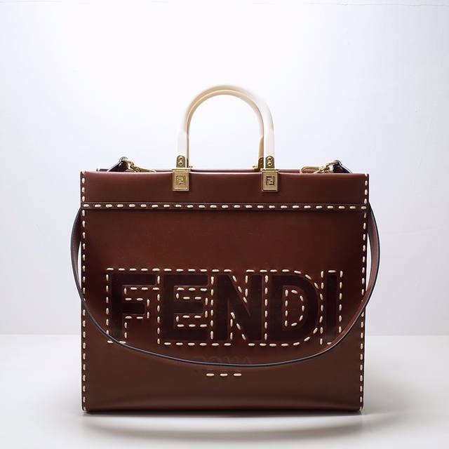 Fendi芬迪 新品 Sunshine中号焦糖色皮革手提袋 烫印 Fendi Roma 字样 饰有大型手织缝线和硬质玳瑁效果有机玻璃提手 设有宽敞的带衬里内部隔