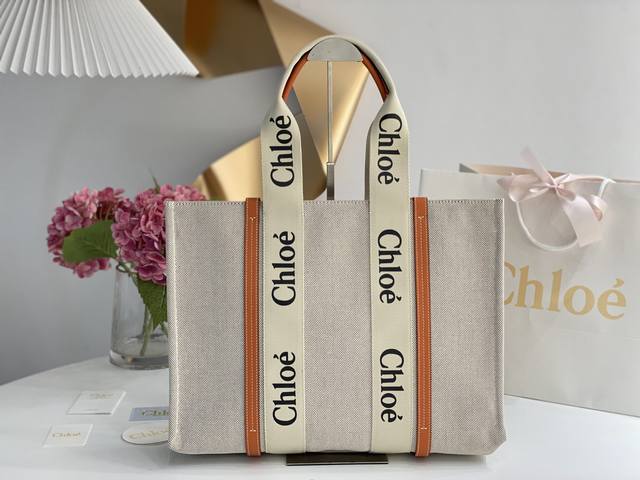 大号 Chloe克洛伊 新品 Woody Tote Bag 在社群掀起极高讨论度的帆布包 主要原因除了款式美之外 更应容量能装 超高cp值等等优点 让这款帆布包