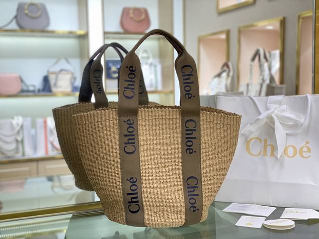 Chloe克洛伊 新品large Woody Basket 菜篮子包 其中大号woody提篮包饰有woody缎带 采用经典的提篮造型 以营造惬意的夏日氛围 可手