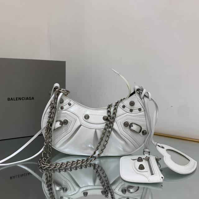 巴黎世家 新品la Balenciag Le Cagole半月牙腋下包斜挎包 致敬经典机车包系列重磅新款王炸登场la 在传统的机车包上做了改良 可调节编织肩带附