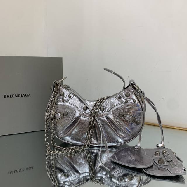 巴黎世家 新品la Balenciag Le Cagole半月牙腋下包斜挎包 致敬经典机车包系列重磅新款王炸登场la 在传统的机车包上做了改良 可调节编织肩带附