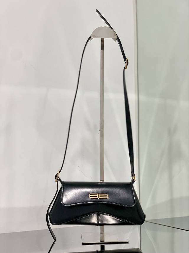 巴黎世家 新品翻盖腋下包 这只xx Bag是balenciaga美包家族最新成员 它的名字以代表亲密的缩写 Xx 来命名 简直是情人节必入手的应景包包非常流畅的