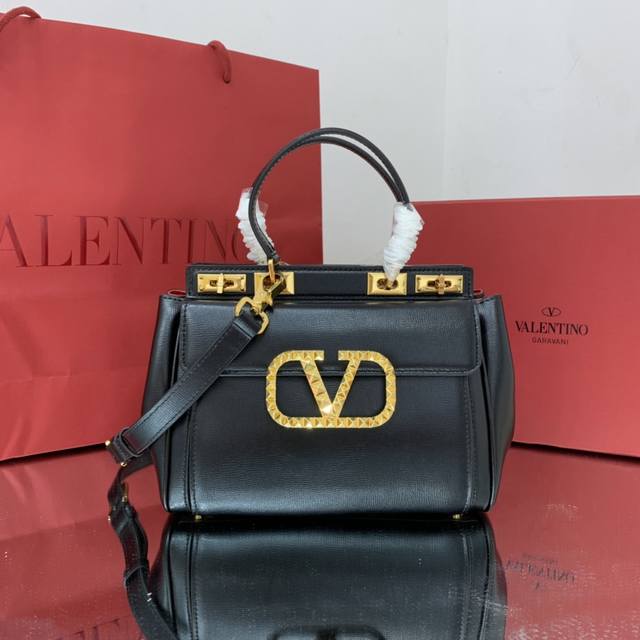 Valentino华伦天奴 新品 Garavani Rockstud Alcove 中号粒面小牛皮手袋结构式设计 装饰标志性的铆钉 Vlogo Signatur