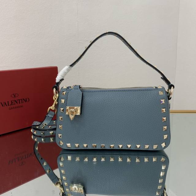 Valentino华伦天奴 新品 Garavani Rockstud 小号粒面小牛皮斜挎包 标志性的钩扣开合设计经重新诠释 止挡拉链拉头金属工艺效果处理铆钉和配