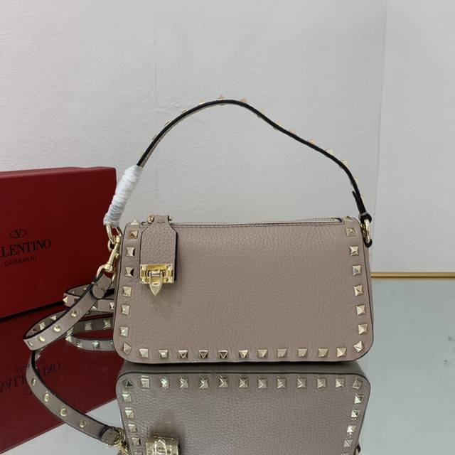 Valentino华伦天奴 新品 Garavani Rockstud 小号粒面小牛皮斜挎包 标志性的钩扣开合设计经重新诠释 止挡拉链拉头金属工艺效果处理铆钉和配