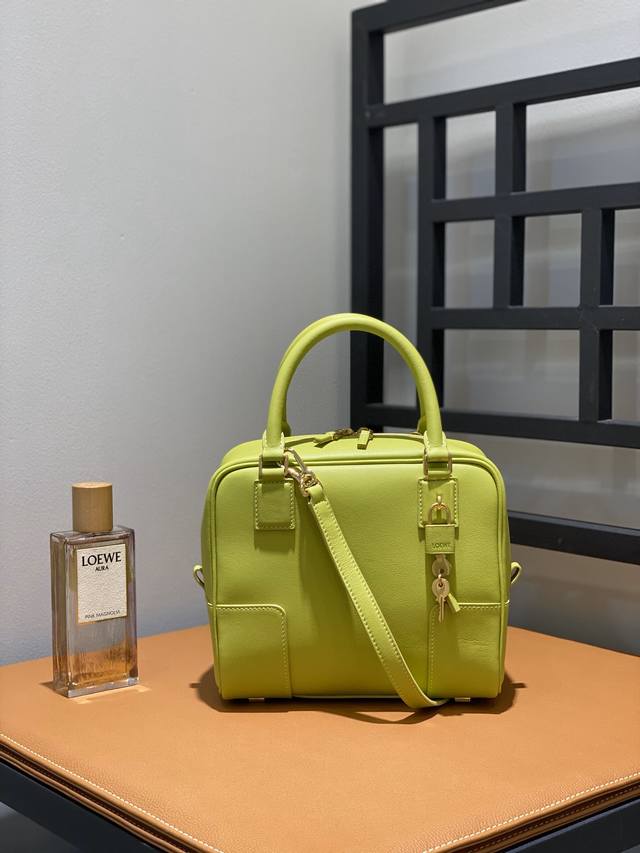 小号 Loewe罗意威 新品全皮方形包 拥有46年历史的 包神 返老还童啦 经过轻微调整 大胆配色 重新演绎的amazono更年轻化了 高级的同时又有一丝文艺