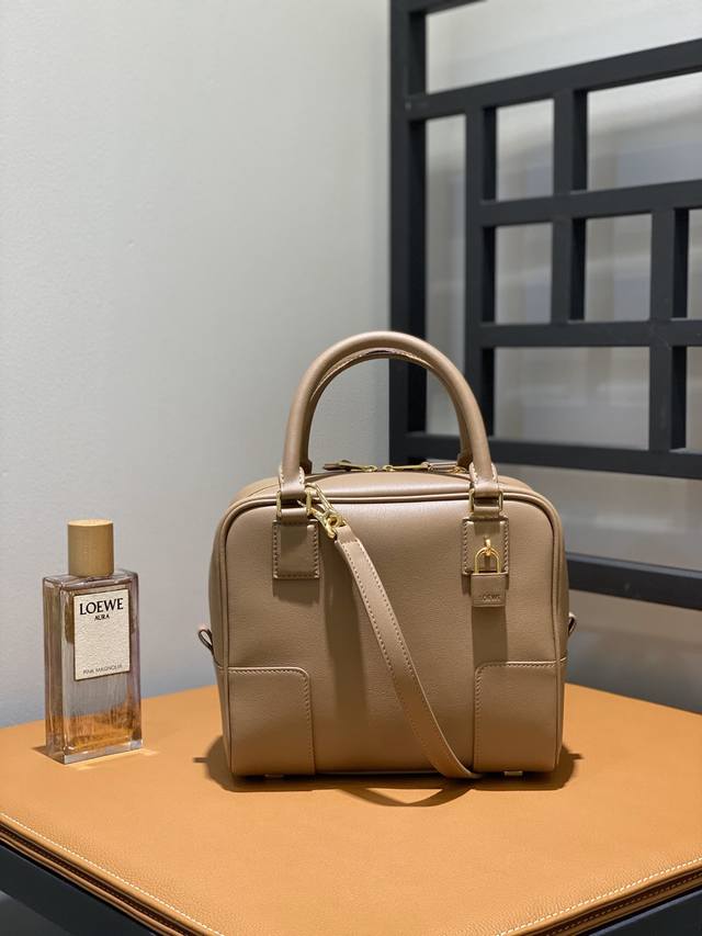 小号 Loewe罗意威 新品全皮方形包 拥有46年历史的 包神 返老还童啦 经过轻微调整 大胆配色 重新演绎的amazono更年轻化了 高级的同时又有一丝文艺