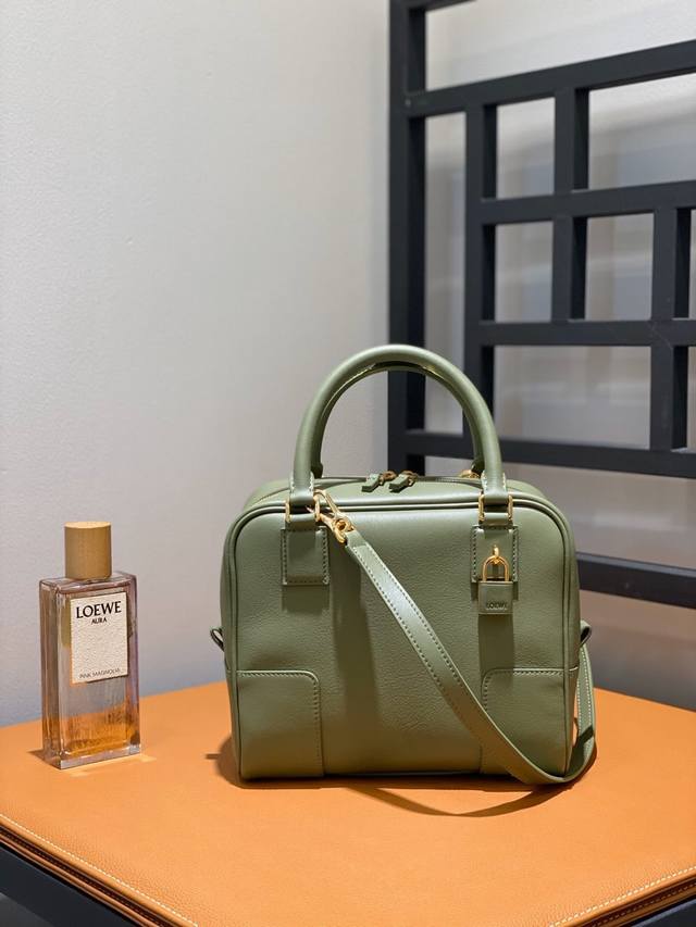 小号 Loewe罗意威 新品全皮方形包 拥有46年历史的 包神 返老还童啦 经过轻微调整 大胆配色 重新演绎的amazono更年轻化了 高级的同时又有一丝文艺