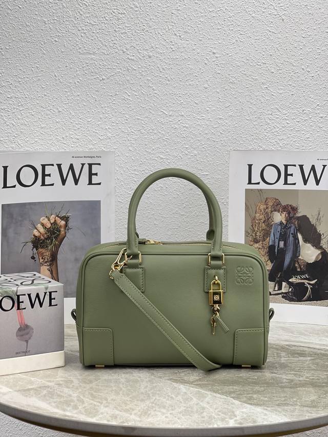 中号 Loewe罗意威 新品枕头包 Amazona 最初于 年代作为顶部提手软结构手袋推出 现在更新了精致的比例和细节 包括一个anagram 雕刻挂锁 此版本